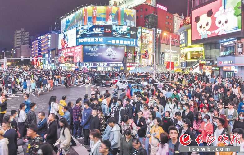 五一商圈人流如织，游客们纷纷来到长沙感受丰富多彩的的夜生活。