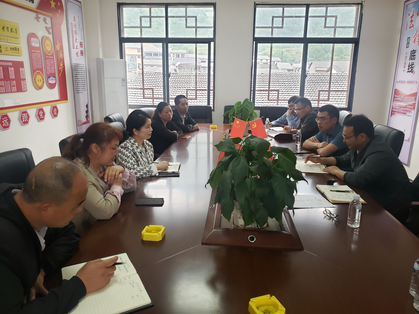 图1：四都坪乡党委书记刘金荣（右二）带队至各村严明换届纪律.jpg
