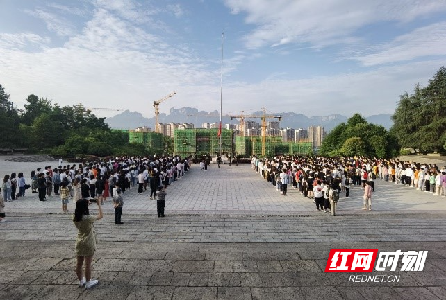 图为升旗仪式现场.jpg 图为升旗仪式现场.jpg