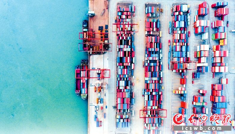 　　长沙新港通江达海，成为金霞经开区和开福区乃至省会长沙的重要对外开放窗口。