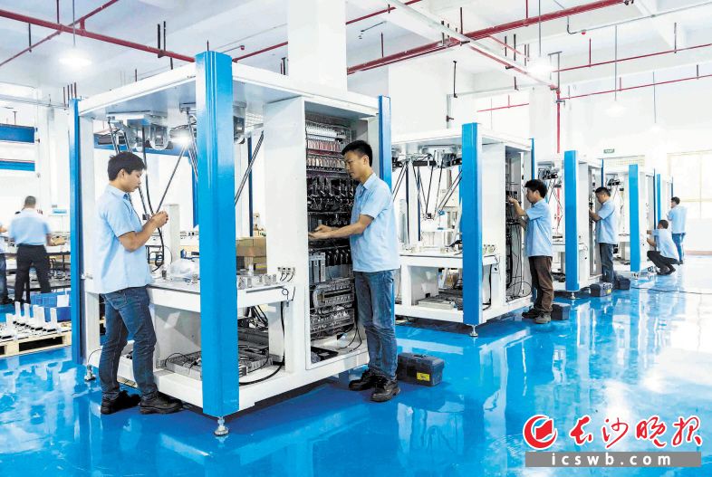 　　蓝思智能机器人生产车间。