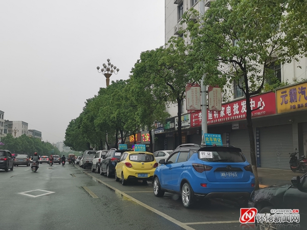 迎丰路石门路段，公共停车位成了二手车“停车场”（陈华荣摄）
