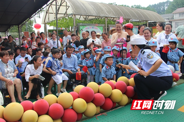 图一：在国道沿线的幼儿园开展“一盔一带”主题宣讲活动.jpg
