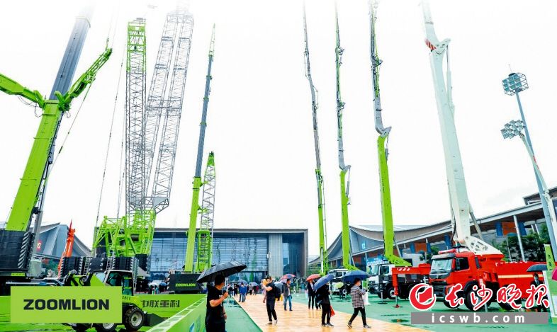 　　中联重科产品在2021长沙国际工程机械展览会上引人注目。均为长沙高新区供图