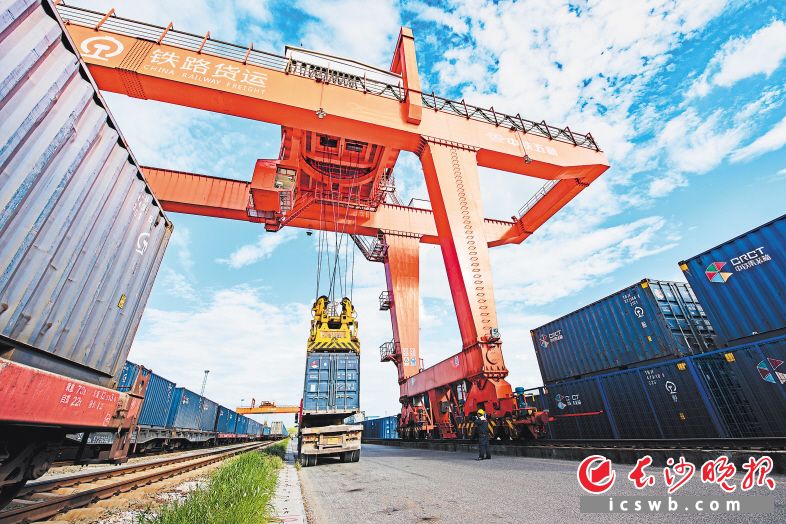 长沙国际铁路港实现金霞“水铁”无缝对接,是长沙打造“国家交通物流中心”的重要枢纽。