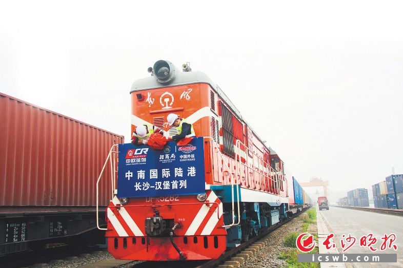 　　金霞将持续擦亮“陆港型国家物流枢纽”招牌，全力申报中欧班列集结中心示范工程，提升中欧班列（长沙）运营规模和质量。