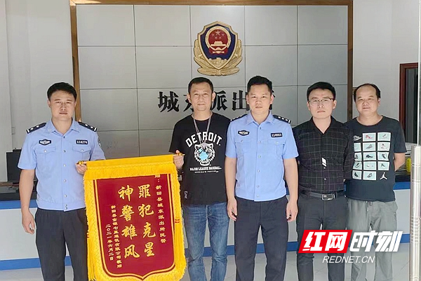 失主给民警送锦旗。_副本.jpg