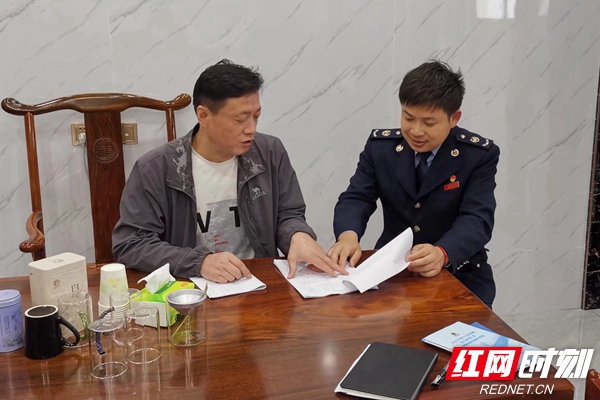 华容县税务局青年干部志愿小分队为企业辅导减免税申请。.jpg