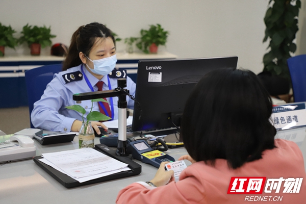 临湘市税务局办税服务厅工作人员进行延时服务.jpg