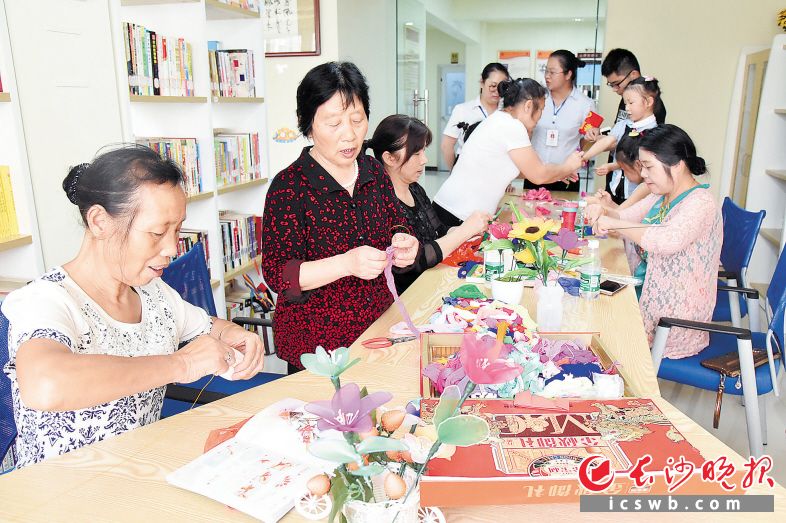 　　失地不失幸福，空闲时大家在社区做手工。资料图片