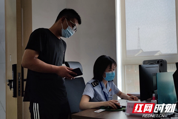 汨罗市税务局工作人员为纳税人解读政策.jpg