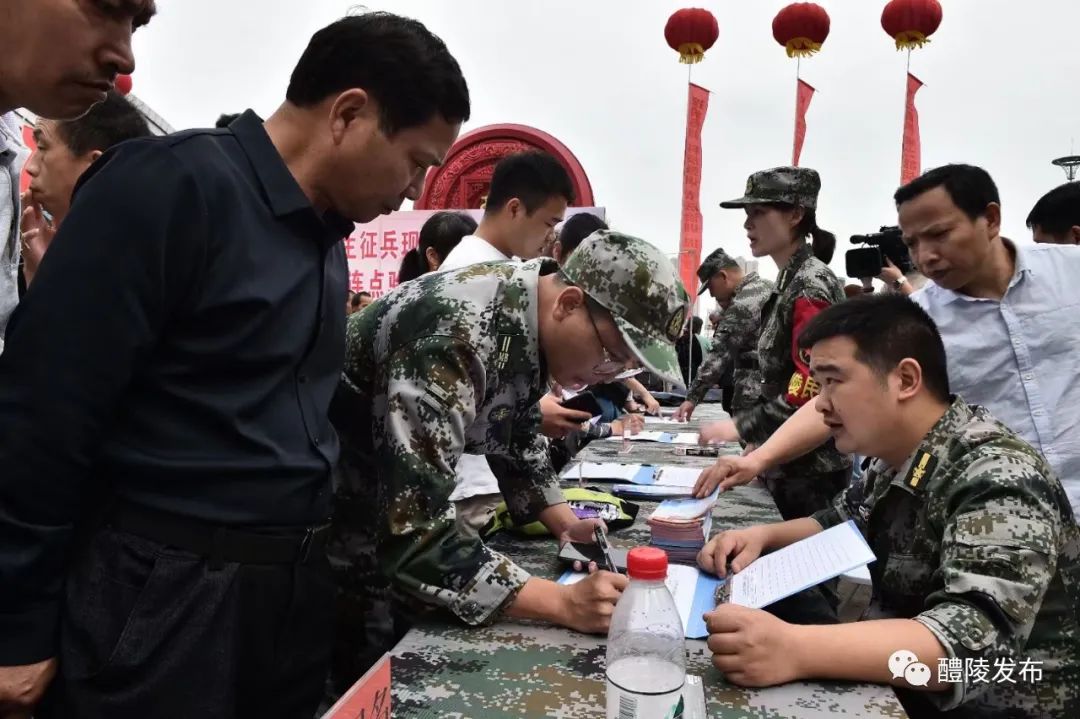 我市召開大學生徵兵現場報名暨左權民兵應急連點驗大會