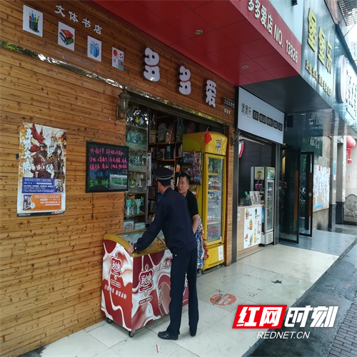 图三为执法人员到辖区学校周边开展占道经营整治.jpg 图三为执法人员到辖区学校周边开展占道经营整治.jpg