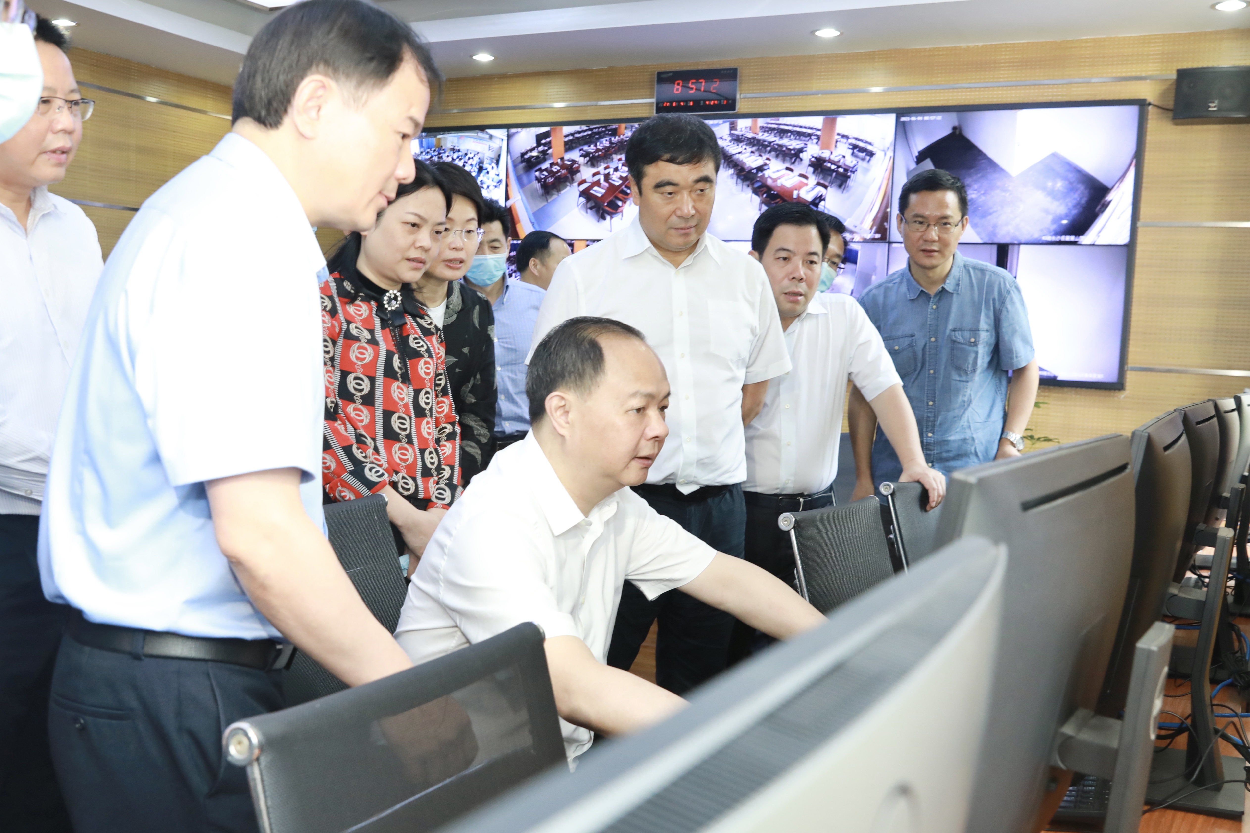 郑建新实地察看考点监控室。刘书勤摄 郑建新实地察看考点监控室。刘书勤摄