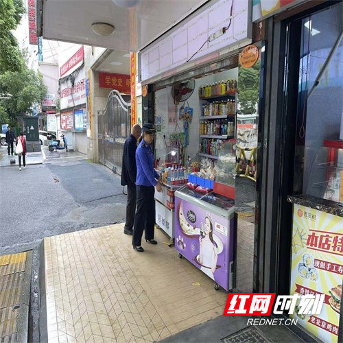 图二为执法人员到辖区学校周边开展占道经营整治.jpg 图二为执法人员到辖区学校周边开展占道经营整治.jpg