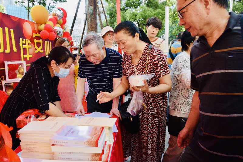 商圈黨群服務(wù)中心向居民贈送黨史學(xué)習(xí)書籍。 長沙晚報全媒體記者 李卓 攝