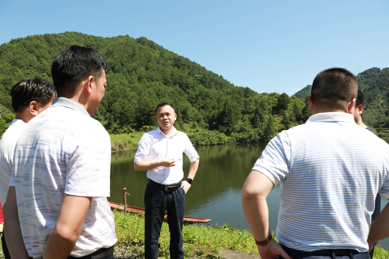 苏振检查林城镇洪溪水库情况