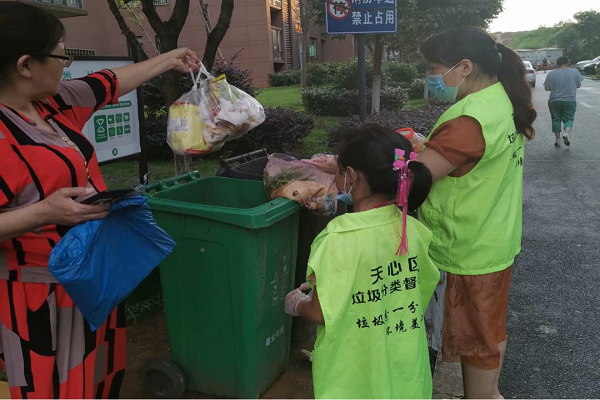 张伟平在格林香山小区对垃圾分类进行劝导.png