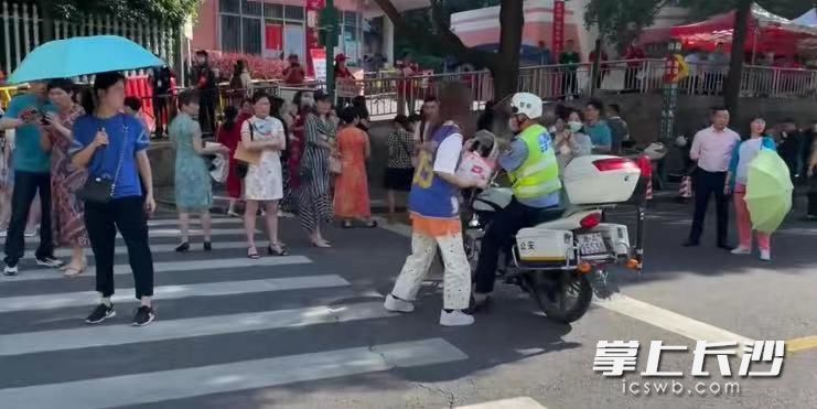 星沙考点外，交警及时带着考生取到准考证。