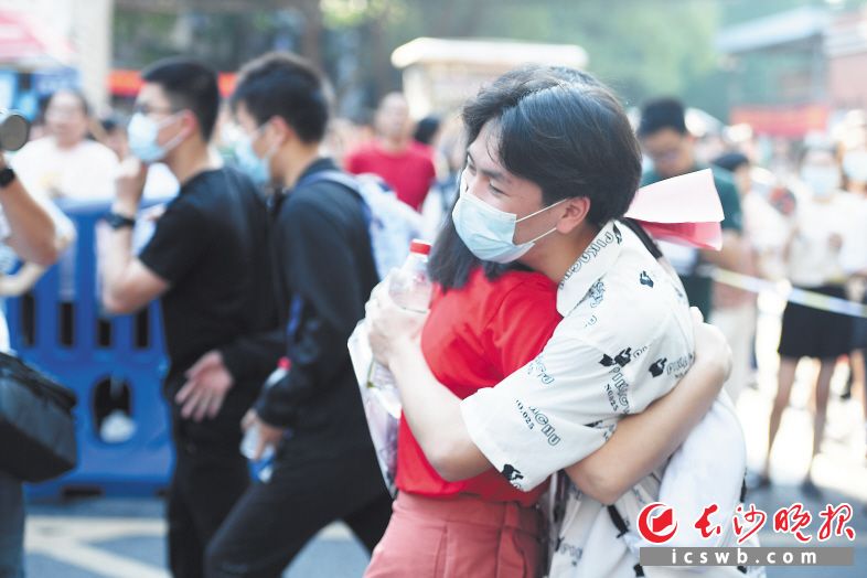 　　考场内是严肃的，考场外是温馨的。在长沙市一中考点，一位老师给即将走进考场的考生送上拥抱。                                                              长沙晚报全媒体记者 黄启晴 摄