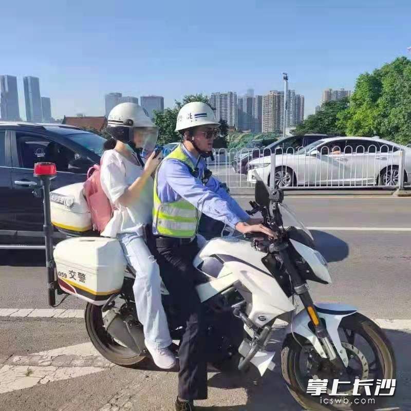 开福交警铁骑护送考生及时抵达考场