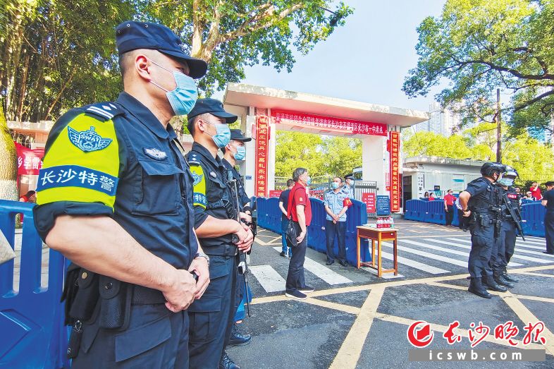 　　7日，长沙市一中考点，长沙特警为考生们保驾护航。　　长沙晚报全媒体记者 黄启晴 摄