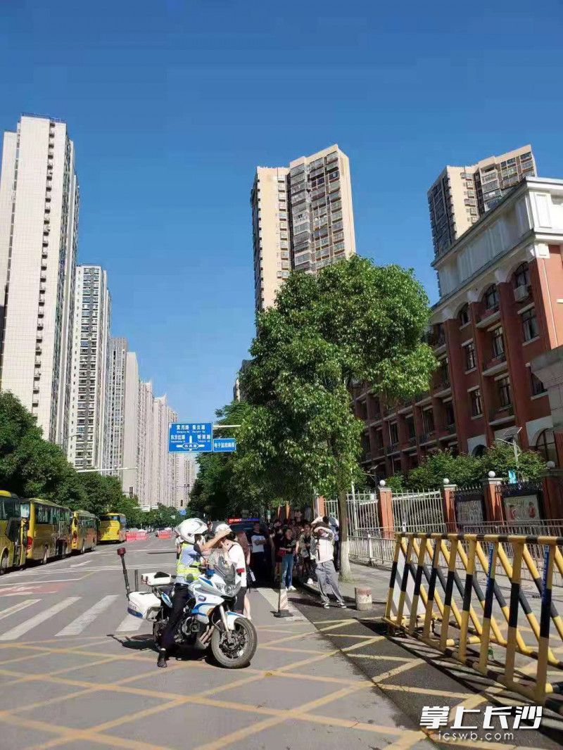 李展将考生送到考点门口