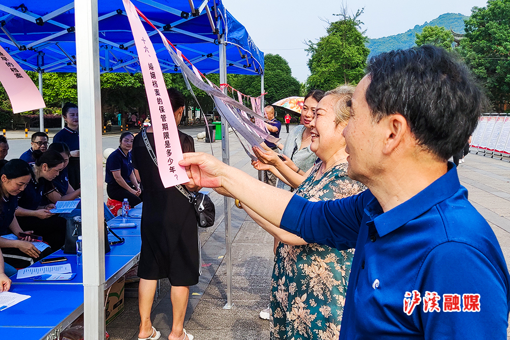 群众踊跃参加有奖知识答题.jpg
