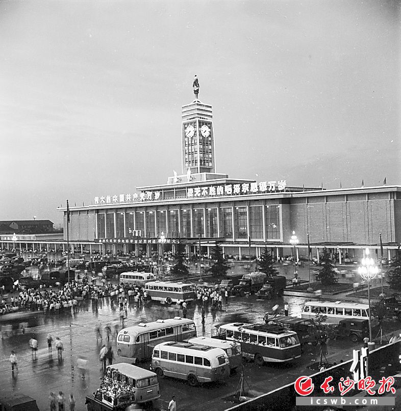 　　1977年6月30日，长沙火车站落成开站。当晚8时，广场开启了夜景灯带，从那时起，钟楼、火炬成了长沙人的记忆。　　钟友援 摄