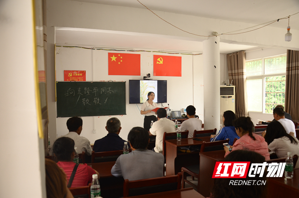 县接待服务中心干部朗诵了《我们粉过的袁院士，永远年轻》.jpg