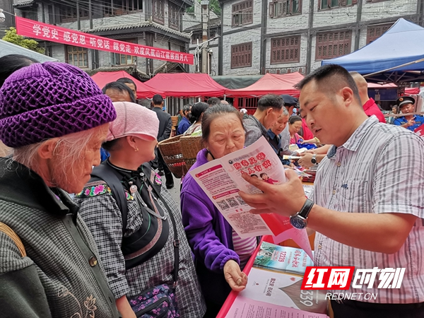 山江镇向赶场群众普及禁毒知识.jpg