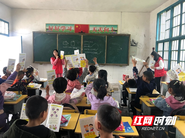 县政府办深入联系村小学普及禁毒知识.jpg