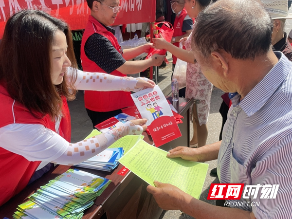 县总工会开展送禁毒知识进农村活动.jpg