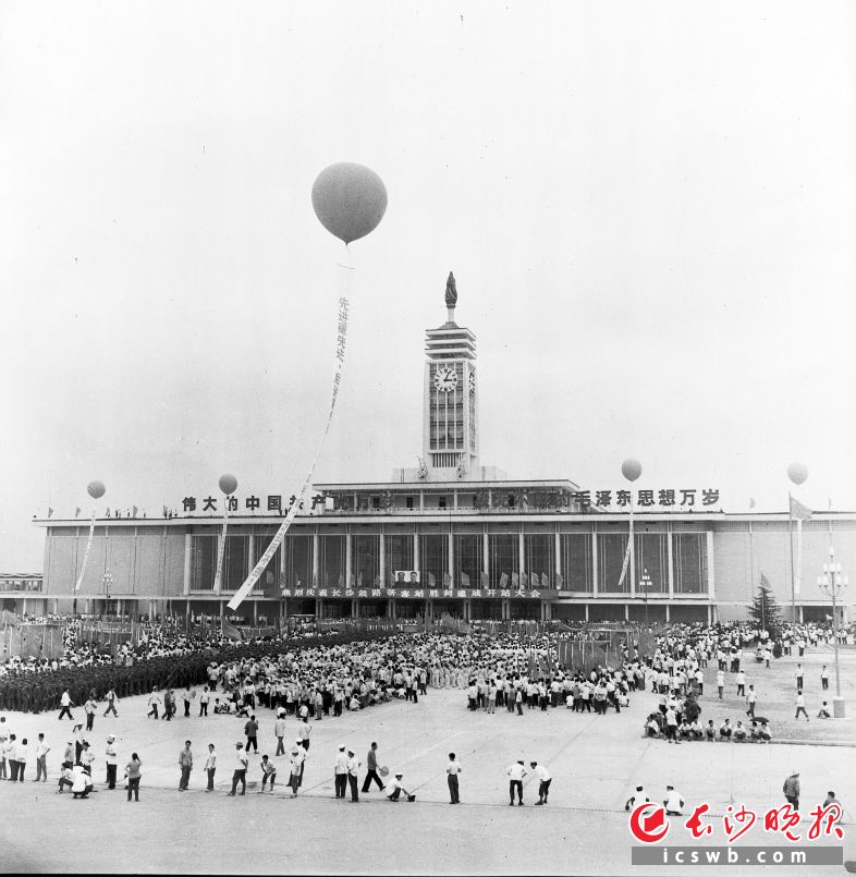 1977年6月30日，长沙火车站开站运行，高度达到63.1米的钟楼成为当时长沙的最高建筑地标。