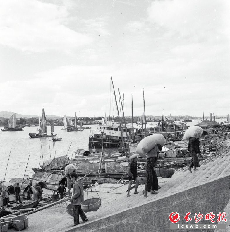 1958年8月，运输旺季到来，西湖桥码头（现杜甫江阁附近）一片繁忙，木帆船、机动船川流不息，当年的劳作方式以肩扛手提的人力劳作为主。