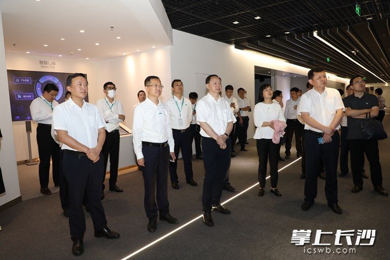 郑建新一行先后参观了海信集团日立制造中心、实验中心、研发中心和企业展厅。