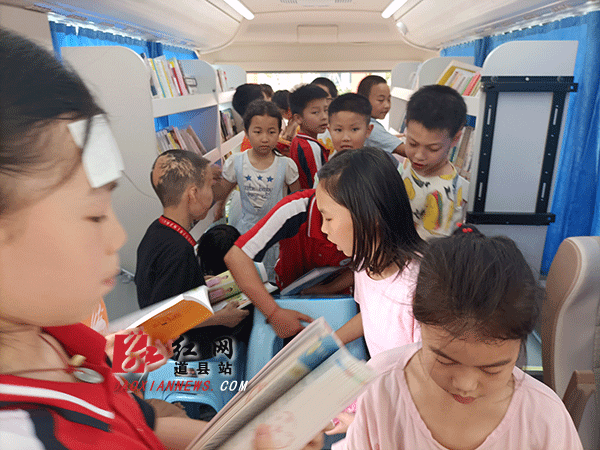 孩子们在流动车上翻看图书.gif