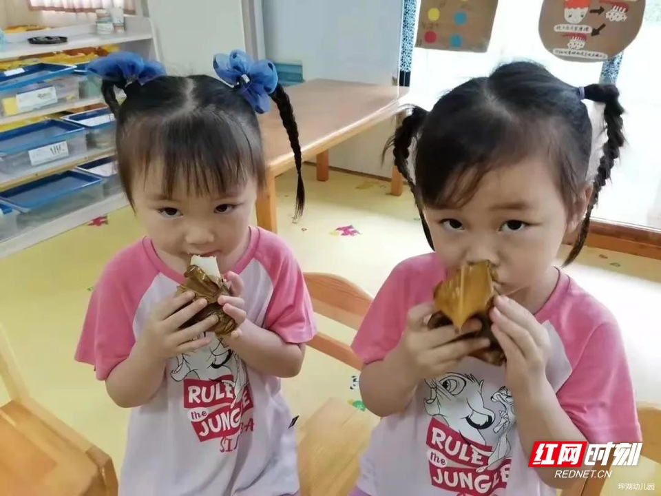 常德：幼儿园萌娃学包粽子，最后吃进嘴的样子太可爱啦！