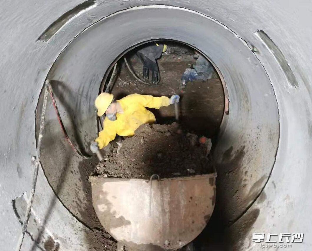 小西门泵站末端调蓄设施及停车场共建项目位于橘子洲大桥河东段南匝道以南，将新增一座排渍泵站、调蓄池和一座地下停车场。图为新老泵站连通管道，采用顶管加人工方式施工。