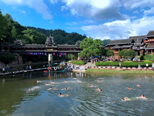 皇都侗文化村抢鸭子活动_副本.jpg 皇都侗文化村抢鸭子活动_副本.jpg