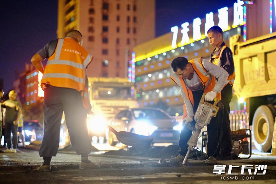 12日晚，施工人员对三一大道旧路面进行铣刨。长沙晚报通讯员 曹锐 摄