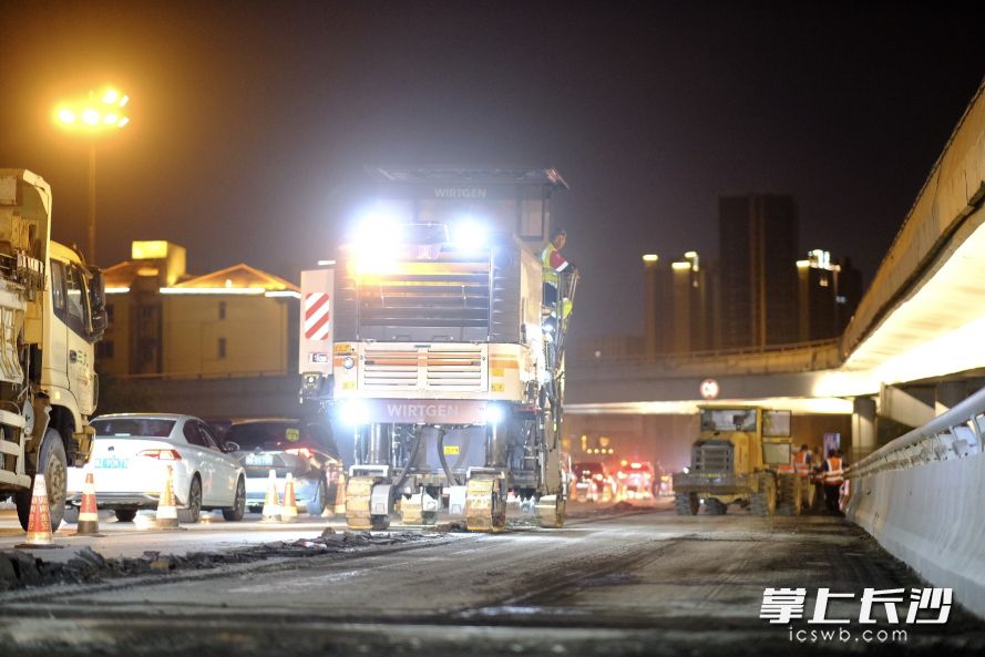 12日夜间，三一大道路面铣刨施工作业。长沙晚报通讯员 曹锐 摄
