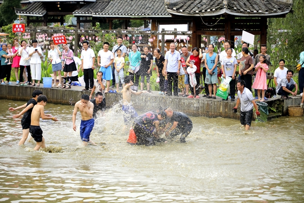 皇都侗文化村抢鱼塘活动_副本.jpg 皇都侗文化村抢鱼塘活动_副本.jpg