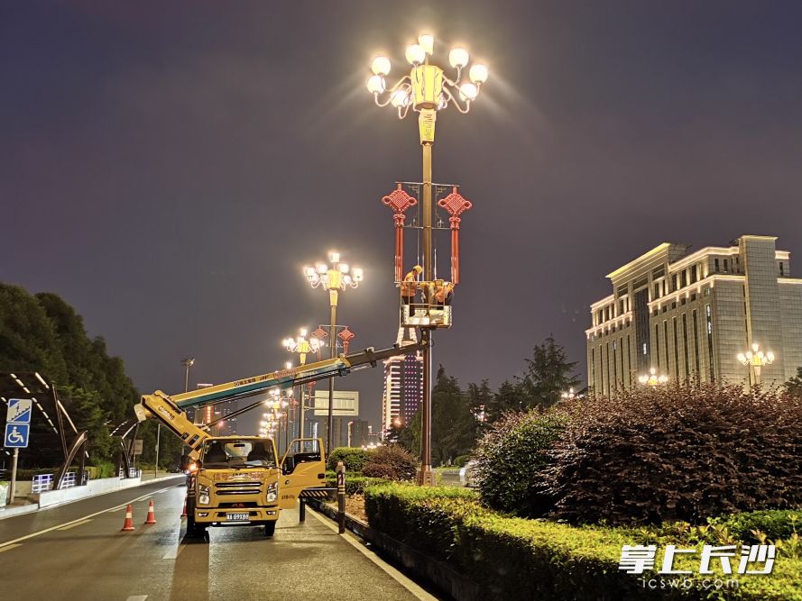 12日夜间，施工人员对岳麓大道华灯进行安装调试。长沙晚报通讯员 彭真 摄