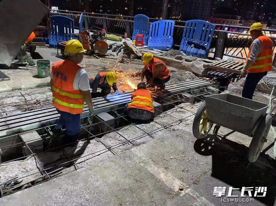 12日夜间到13日凌晨，施工人员对银盆岭大桥桥面伸缩缝进行更换。长沙晚报通讯员 彭真 摄