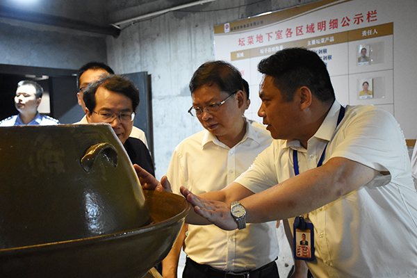 出席嘉宾一同参观食品企业生产车间。.jpg