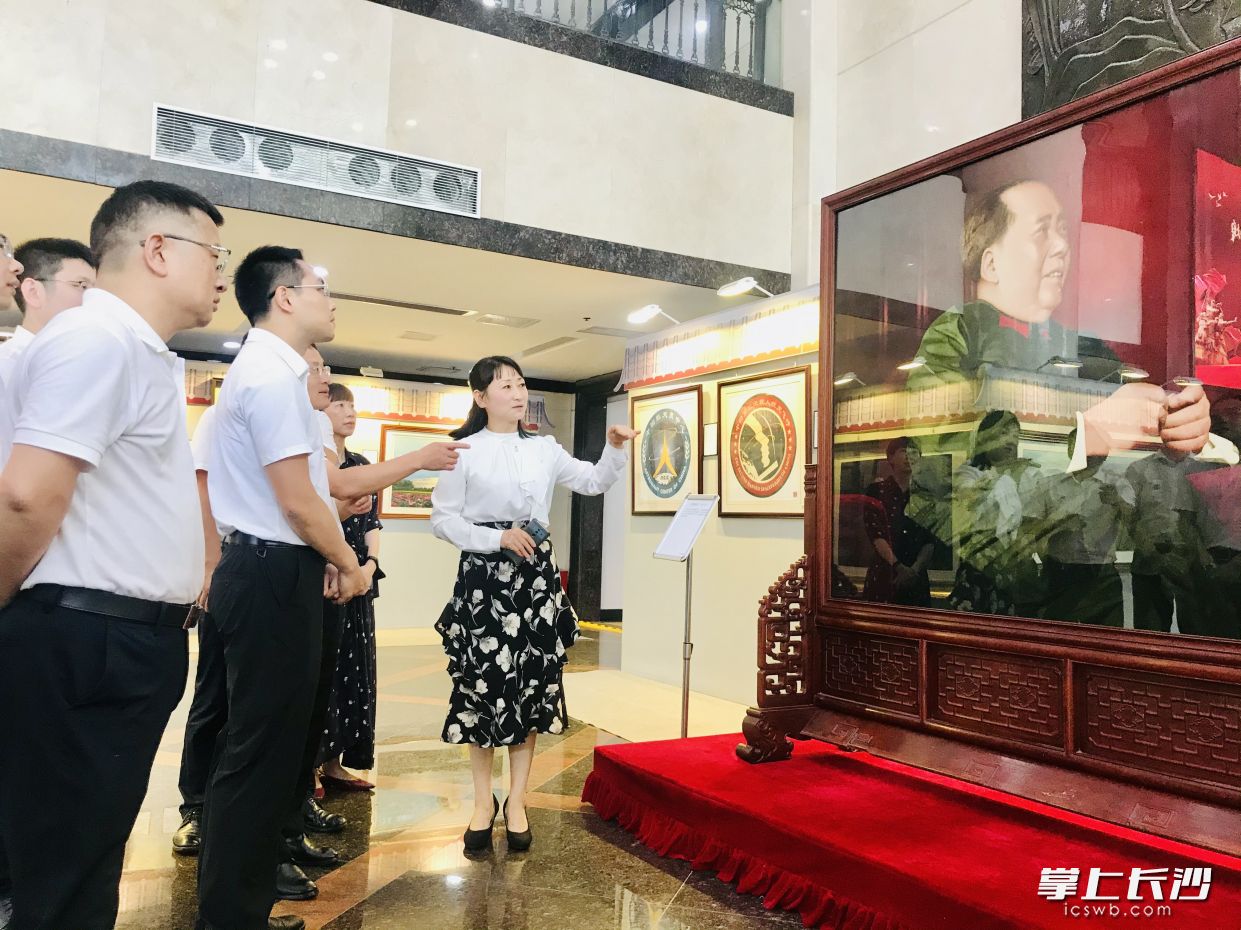 湘绣大师创作的领袖人物栩栩如生。  全媒体记者 李卓 摄