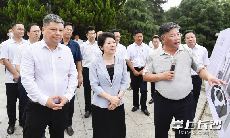 今天上午，省委常委、市委书记吴桂英在湖南烈士公园就无障碍设施建设和景区环境维护管理，开展“我为群众办实事”实践活动。长沙晚报全媒体记者 余劭劼 摄