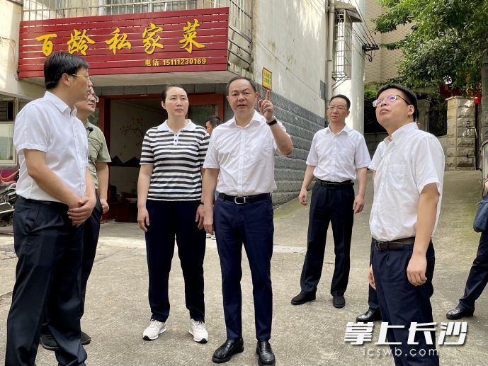 郑建新在青山祠片区实地察看片区老旧小区群众用水、用电、用气保障及消防安全等情况。长沙晚报全媒体记者 唐朝昭 摄