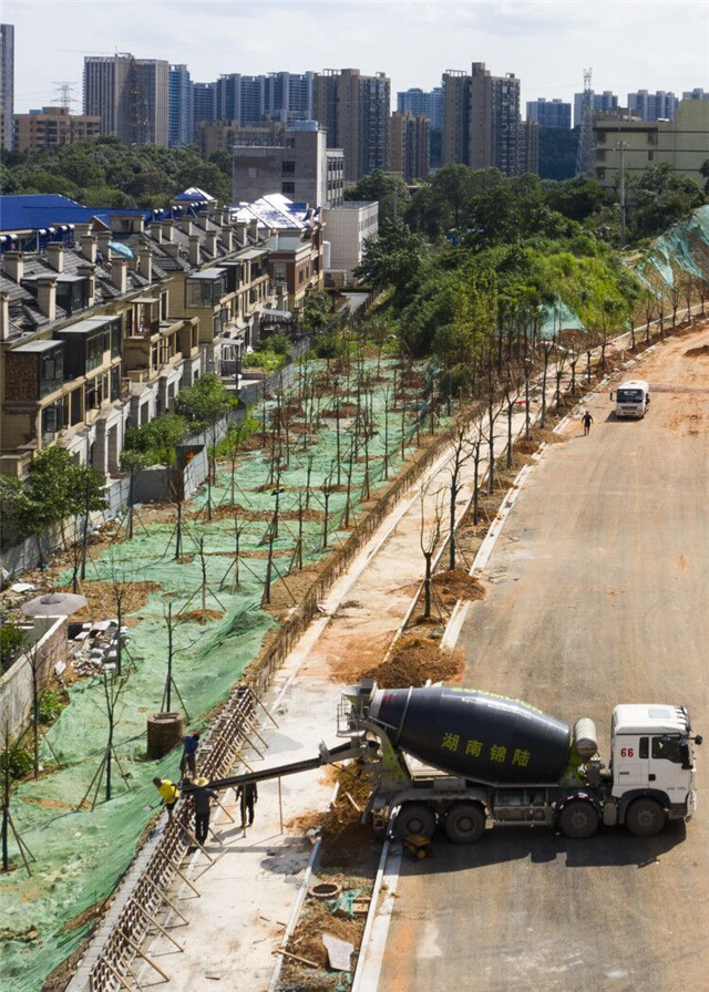 图为正在施工的青山路东段，该项目预计本月底放开花园路至青城路段交通。长沙晚报全媒体记者 黄启晴 摄